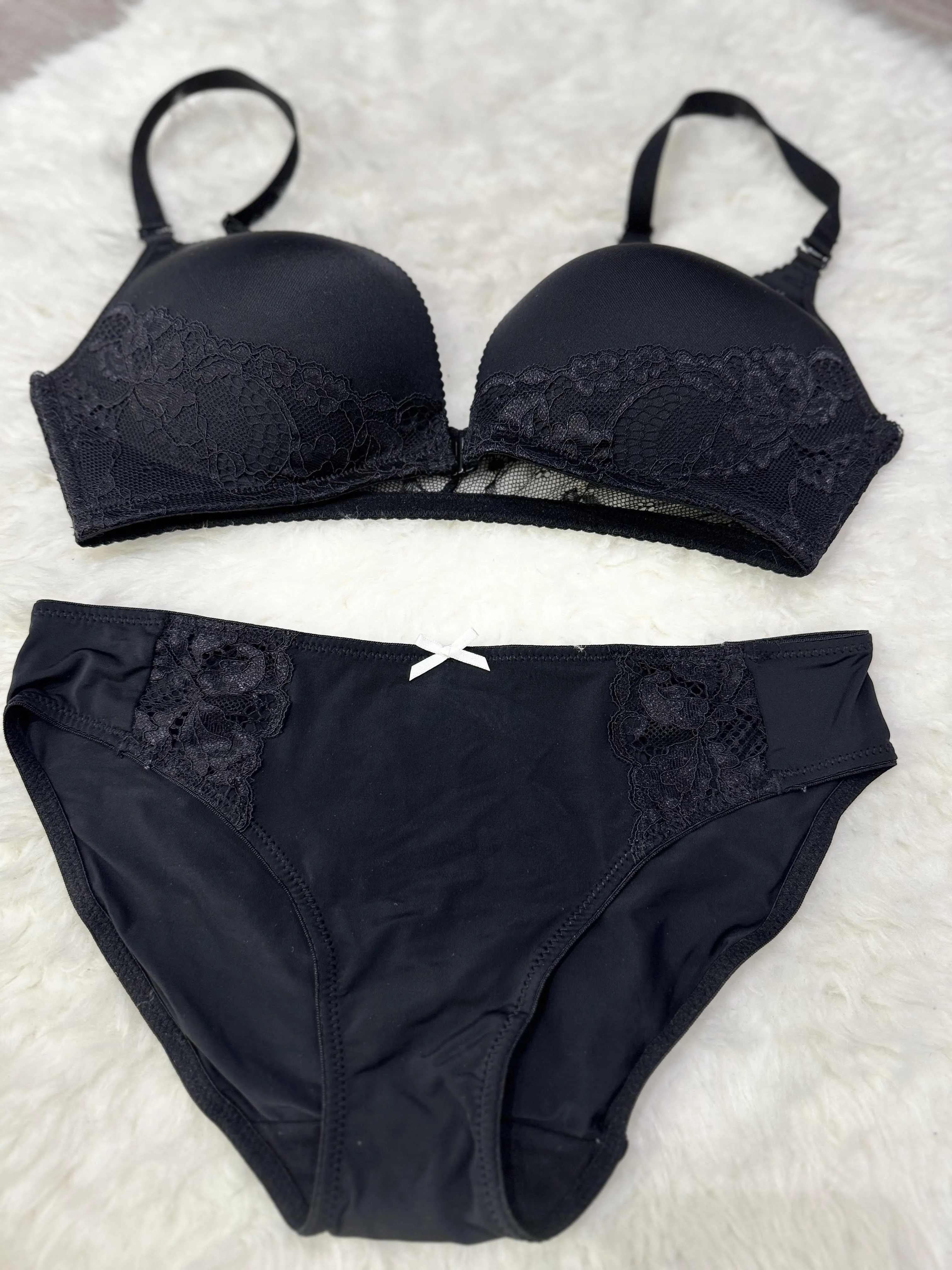 Sajiero Front Open Padded Bra and Panty Set