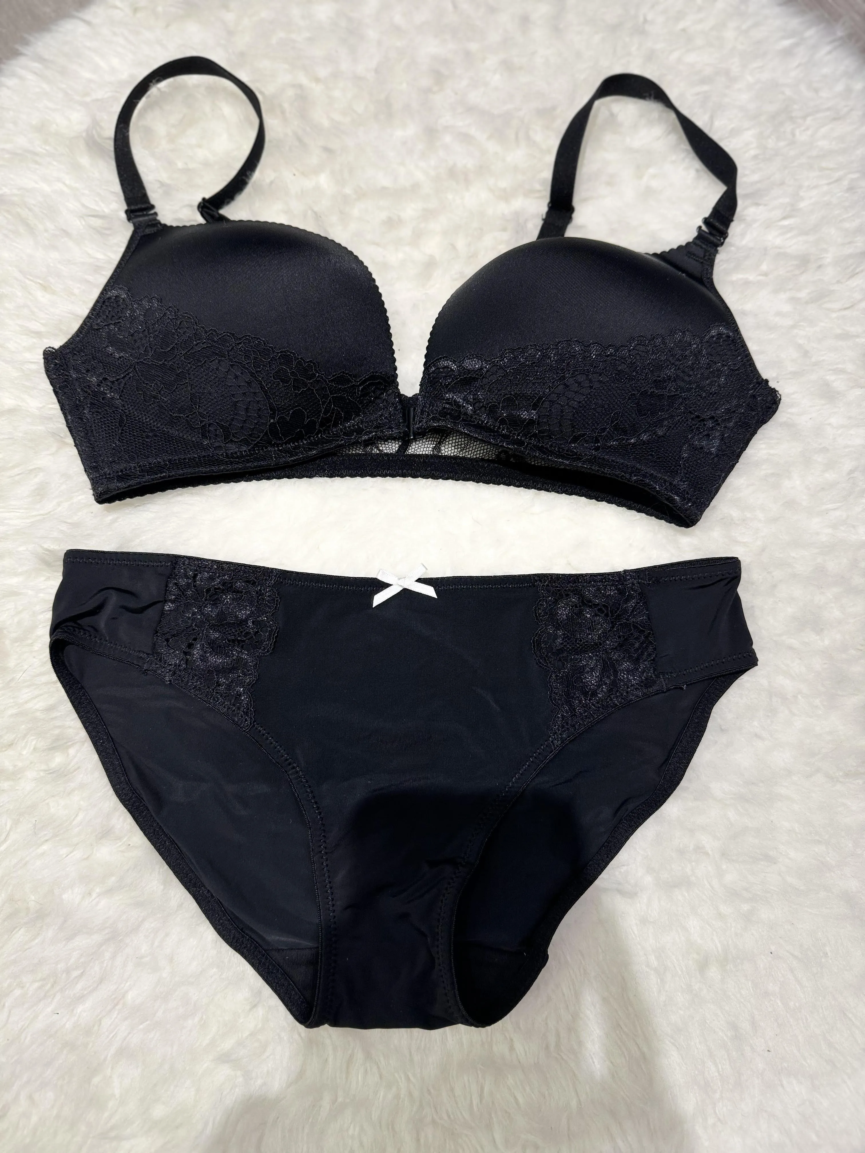 Sajiero Front Open Padded Bra and Panty Set