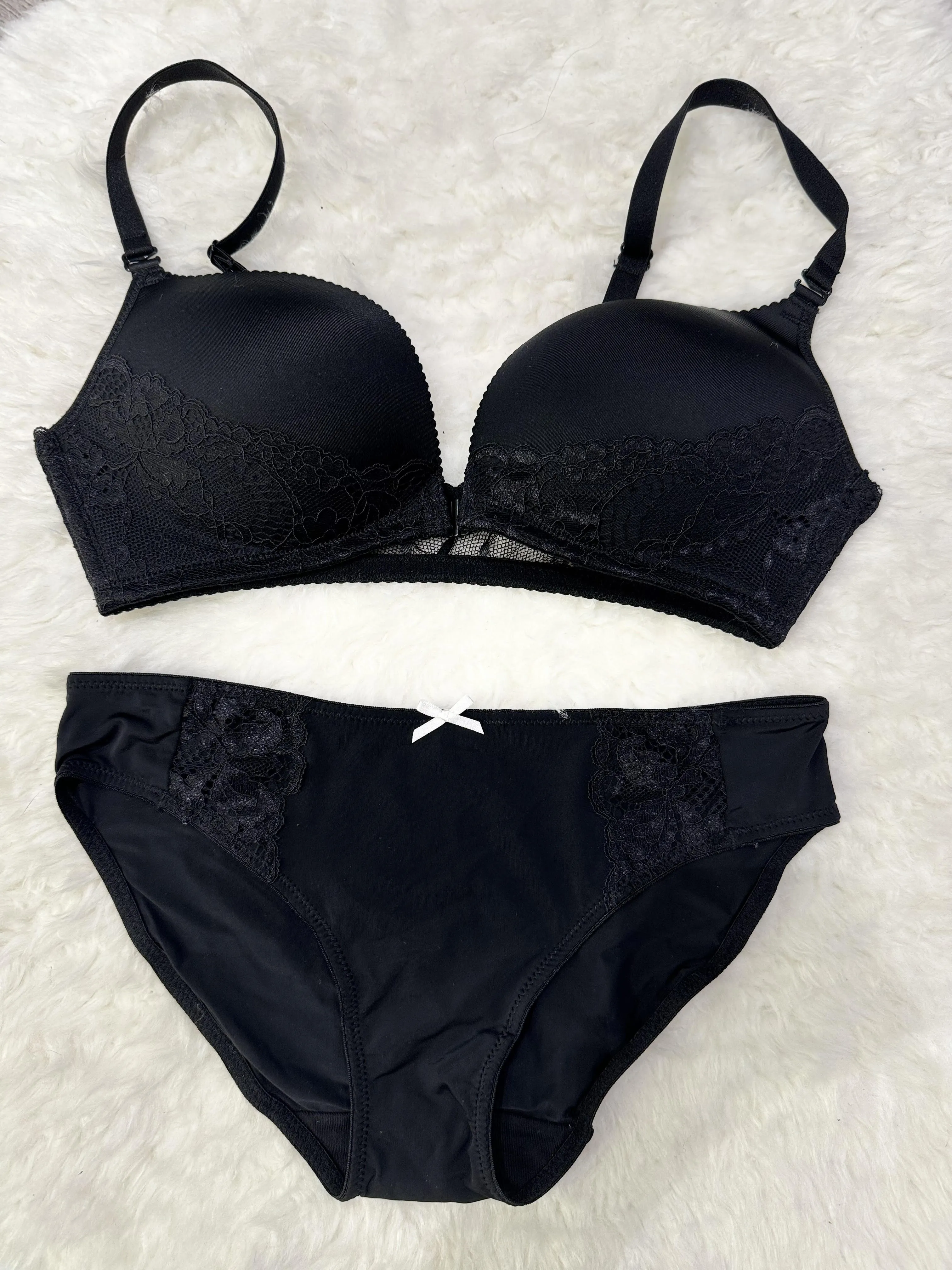 Sajiero Front Open Padded Bra and Panty Set